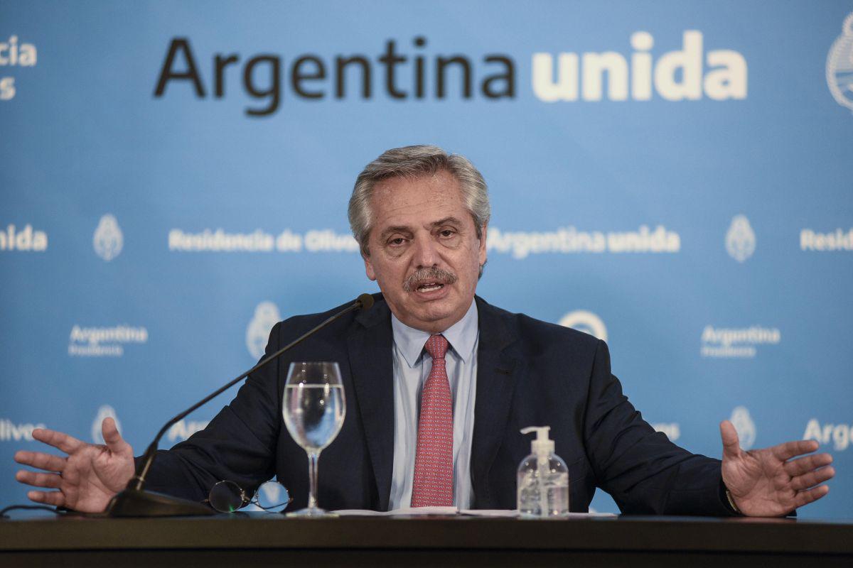 El presidente argentino Alberto Fernández hablando durante una conferencia anunciando las nuevas medidas y la extensión de la cuarentena durante el estallido del nuevo Coronavirus, COVID-19 (Foto: Presidencia de Argentina / AFP)