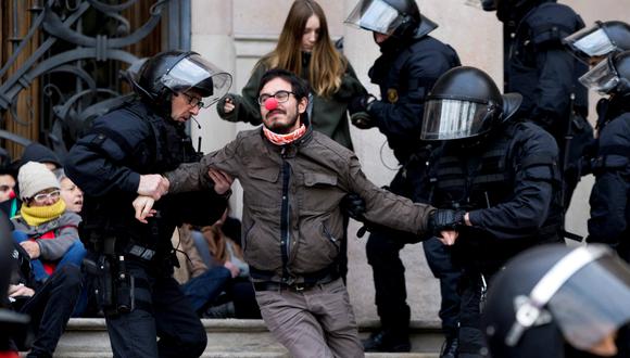 Oficiales remueven manifestantes de la puerta del Tribunal Superior de Justicia de Cataluña, durante una protesta llamada por el CDR, en Barcelona. (Foto: Reuters)