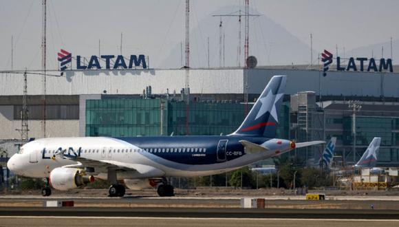 Las acciones de la aerolínea se desplomaron brevemente la semana pasada después de que negara los informes de que Azul SA planeaba comprar la filial brasileña de Latam. AFP / Martin BERNETTI