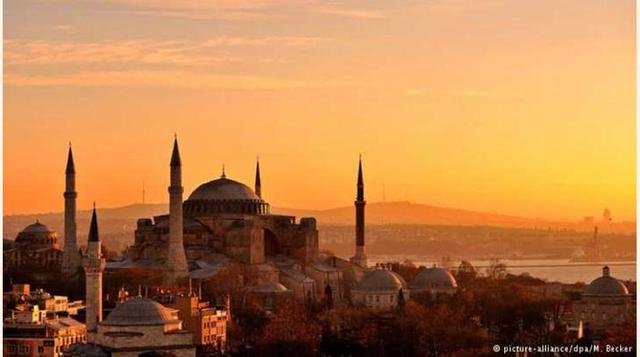 Turquía. Como puente entre Europa y Asia, Estambul posee una diversidad cultural única. Famosas son la Mezquita Azul y la Santa Sofía. Las playas del Mediterráneo y el paisaje de Capadocia son también lugares de interés. El año pasado, 39.5 millones de pe