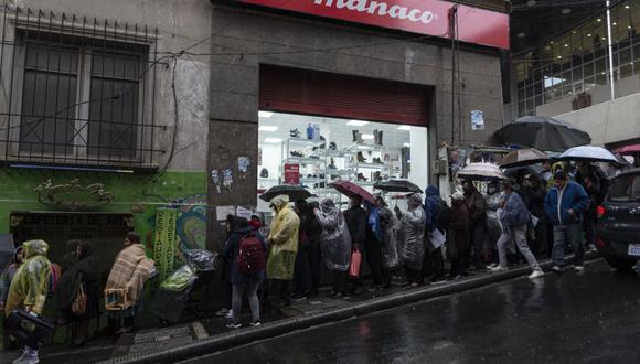 Ciudadanos bolivianos esperan en fila frente al banco central de Bolivia en La Paz el miércoles 29 de marzo de 2023.