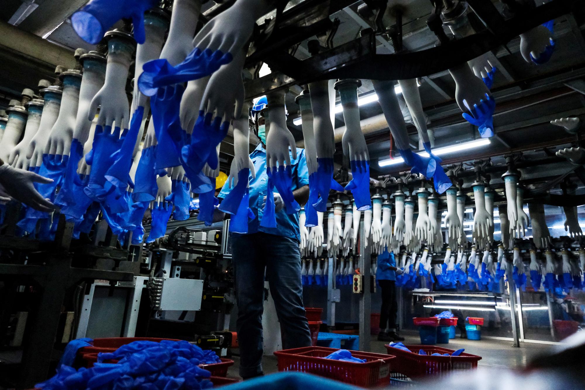 La mayoría de los fabricantes de guantes en Malasia han recibido una exención para mantener el personal de sus fábricas en un 50%. (Foto: Bloomberg)