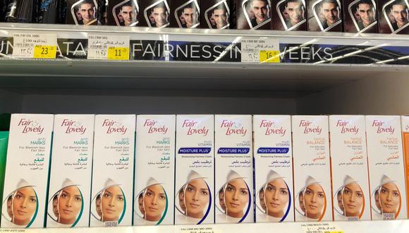 Cremas que prometen piel más clara se exhiben en estantes el 3 de julio de 2020 en Dubái, Emiratos Árabes Unidos. (Foto: AP Foto/Aya Batrawy)