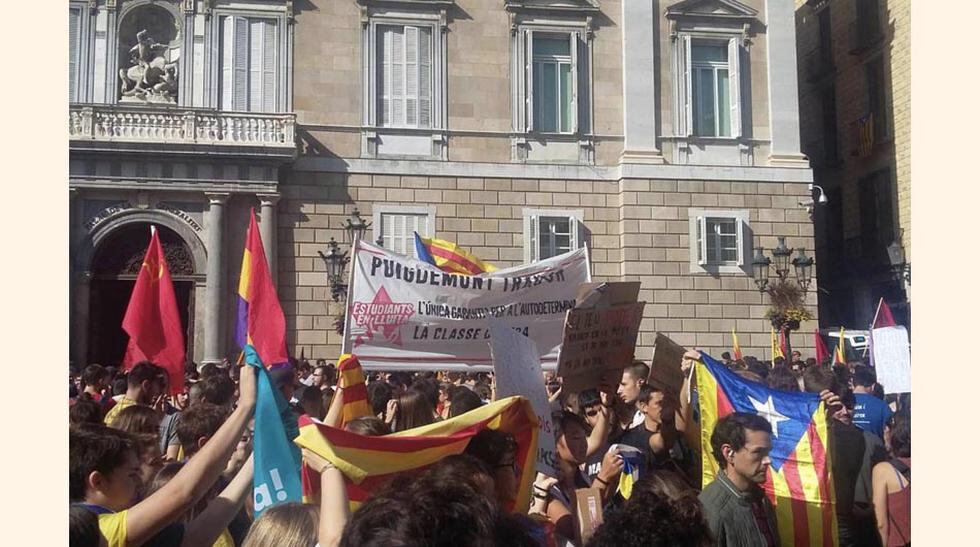 FOTO 1 | Estudiantes se manifiestan con la pancarta `Puigdemont traidor´.