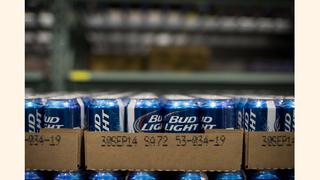 La cerveza más vendida de EE.UU. enfrenta boicot de conservadores; así respondió la empresa