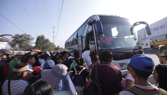 Personas llegan al paradero de puente Atocongo para viajar al sur del país por los feriados de Semana Santa.
(Foto: Britanie Arroyo/ @photo.gec