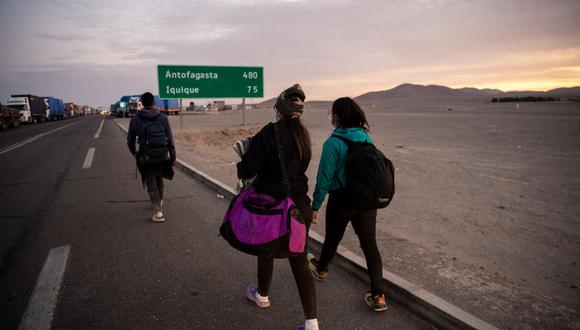 Iquique, la primera gran ciudad que se encuentran los migrantes que llegan a Chile por pasos irregulares en la frontera norte con Bolivia, vivió además el lunes un paro de actividades, con camioneros bloqueando carreteras y pequeños comercios echando el cierre. (FOTO REFERENCIAL, MARTIN BERNETTI / AFP).