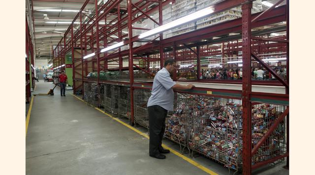 Un hombre se apoya sobre un estante vacío en un supermercado Makro en Caracas. Para las autoridades, estos actos de violencia son orquestados por la oposición, a quien también acusa de acaparar productos para generar una sensación de escasez. (Foto: Reute