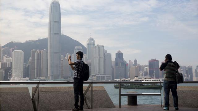 Hong Kong se ubica en el segundo lugar tras haber ocupado el tercero en el ranking de costod e vida de Mercer el año pasado. (foto: Bloomberg)