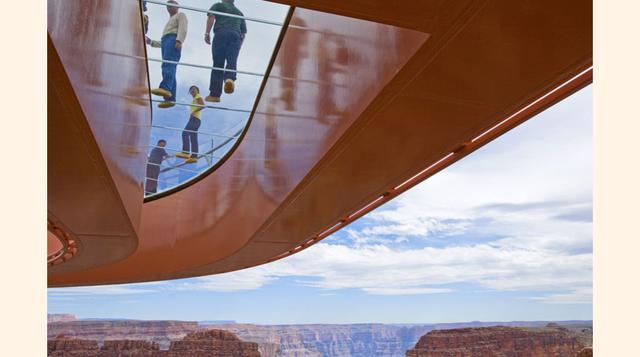 PLATAFORMA CONN “IL SPIR”, FLIMS (SUIZA). La arquitecta suiza Corinna Menn proyectó este mirador para añadirle emoción a la vista de una impresionante garganta del río Rin, un tajo de 400 metros de profundidad en las cercanías de Flims, en el cantón suizo