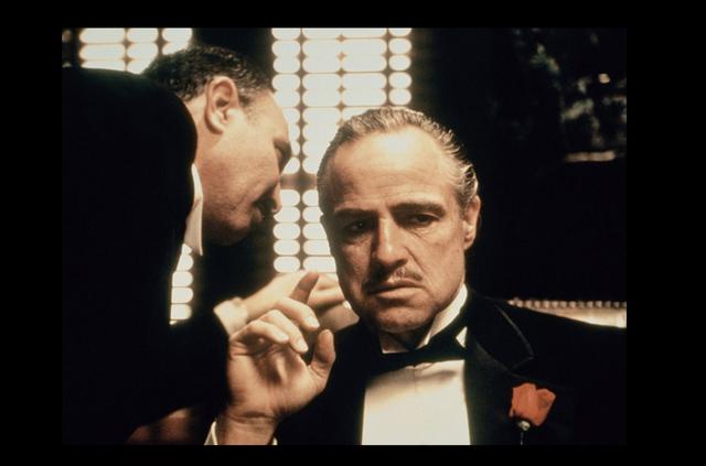FOTO 15 | El Padrino (The Godfather)
Aquí hay otra película que todos deberían ver por lo menos una vez en su vida. Esta obra maestra de Francis Ford Coppola de 1972 es una de las mejores películas en la historia del cine.

¿Por qué verla? Por un momento, olvida el hecho de que es una cinta de crimen organizado. En lugar de eso, aprende cómo Michael Corleone (Al Pacino) tomó una pequeña parte del negocio familiar y lo transformó en una de las familias más poderosas e influyentes del país. El Padrino ilustra perfectamente qué se necesita para llegar a la cima y cómo quedarse ahí.