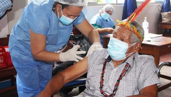 El líder indígena del pueblo Harakbut, Antonio Sueyo Irangua (82), fue inoculado hoy con la segunda dosis de la vacuna contra el COVID-19. (Foto: Gobierno Regional de Madre de Dios)