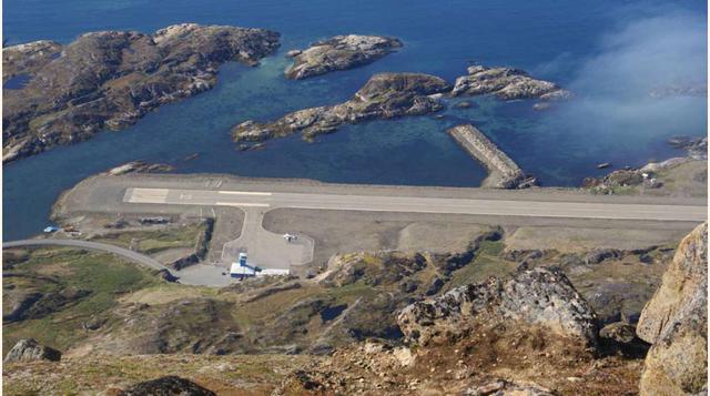 FOTO 6 | Aeropuerto de Narsarsuaq (Groenlandia), situado en una de las islas más grandes del mundo, junto a Australia, este aeropuerto localizado junto al mar es otro de esos aeródromos hechos solo para pilotos valientes y experimentados. Imagina descende