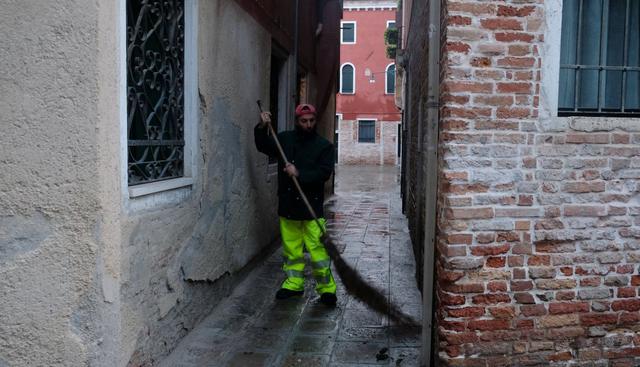 La situación empeorará sin embargo previsiblemente mañana domingo, cuando la marea podría crecer hasta los 160 centímetros al mediodía. (Foto: Reuters)