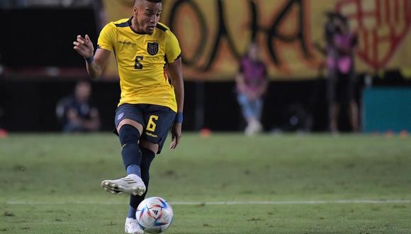 El defensa ecuatoriano Byron Castillo patea el balón durante el partido amistoso de fútbol internacional entre Arabia Saudita y Ecuador en el estadio Nueva Condomina de Murcia el 23 de septiembre de 2022. (Foto de Jose Jordan / AFP)