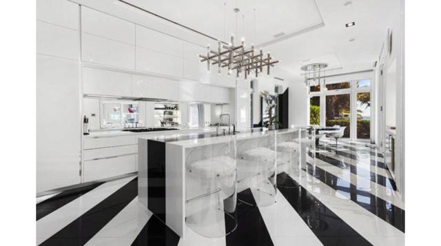 La casa es una explosión de colores fuertes y llamativos que dan vida a los diferentes rincones de la vivienda.