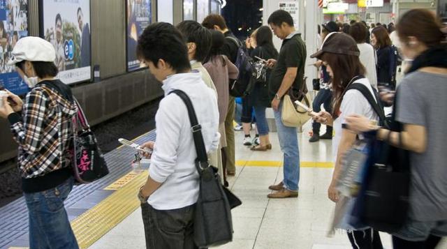 Los despachos en Japón de teléfonos plegables aumentaron en 2014 por primera vez en siete años, mientras que las ventas de aparatos inteligentes cayeron, lo que pone de relieve el apego de los consumidores a los modelos más antiguos y menos costosos. (Fot