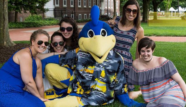 FOTO 8 | Delaware - Universidad de Delaware. Costos de matrícula, alojamiento, comida y otros costos, 2016-17: US$ 46,618. Precio promedio pagado por un estudiante con ayuda / beca, 2015-2016: US$ 15,894. Ubicación: Newark, DE. Sector: público. Número de estudiantes: 23,009. (Foto: University of Delaware/Facebook)