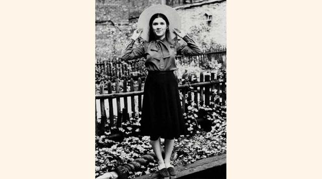 En 1973 y con solo 16 años, Carrie Fisher es fotografiada en el jardín de su casa en New York, justo antes de comenzar su carrera en el cine. (Foto: AP)