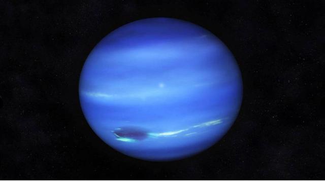 Los vientos de Neptuno. Neptuno es el planeta más lejano a nosotros, y presenta fenómenos climáticos extremos, como gigantescas tormentas pero si destaca por algo es por tener los vientos más violentos de nuestro sistema solar: hasta 2,400 km/h. Puesto qu