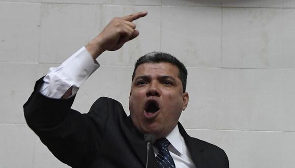 Luis Parra, un diputado apartado de la oposición por denuncias de corrupción se juramentó el domingo como jefe de la Asamblea Nacional de Venezuela. (AFP)