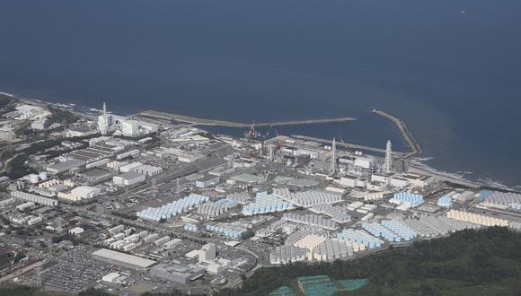 La operadora de la central, Tokyo Electric Power (TEPCO), comenzó a verter al Pacífico agua contaminada previamente tratada y diluida con agua marina, un proceso que busca aliviar la situación en la central. (Foto de JIJI PRESS / AFP)