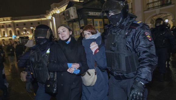 Policías rusos detienen a un manifestante durante una manifestación contra la entrada de tropas rusas en Ucrania en San Petersburgo, Rusia, el 25 de febrero de 2022. (EFE/EPA/ANATOLY MALTSEV).