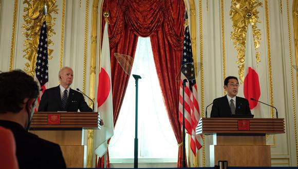 El presidente de EE.UU., Joe Biden (I), junto al primer ministro japonés, Fumio Kishida (d), este lunes en Tokio. EFE/EPA/NICOLAS DATICHE / POOL