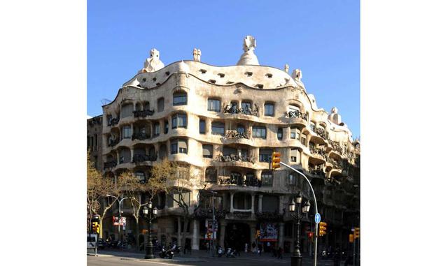 LA PEDRERA – ESPAÑA. La Casa Milà, también conocida como La Pedrera, es un edificio del arquitecto Antoni Gaudí construída entre los años 1905 y 1907. Forma parte del Patrimonio mundial de la UNESCO.