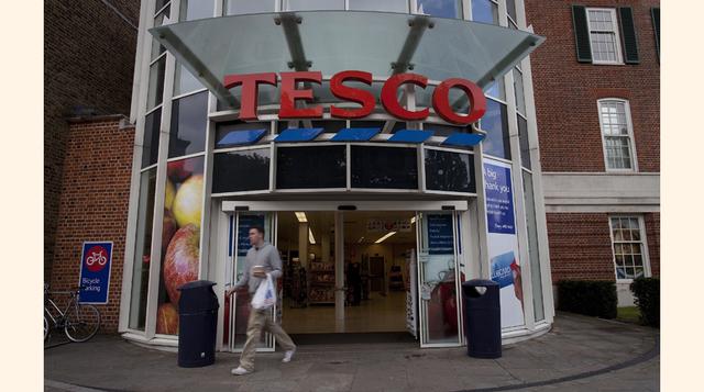 La británica Tesco enfrentó en el 2013 un año turbulento, perdió terreno frente a sus competidores. Pero el 2014 podría ser un año decisivo. El valor de la marca es de US$ 9,042 millones. (Foto: Bloomberg)