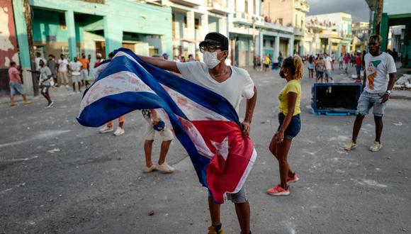 Un hombre ondea una bandera de Cuba durante una manifestación contra el gobierno del presidente Miguel Díaz-Canel en La Habana, el 11 de julio de 2021. (Foto de ADALBERTO ROQUE / AFP).