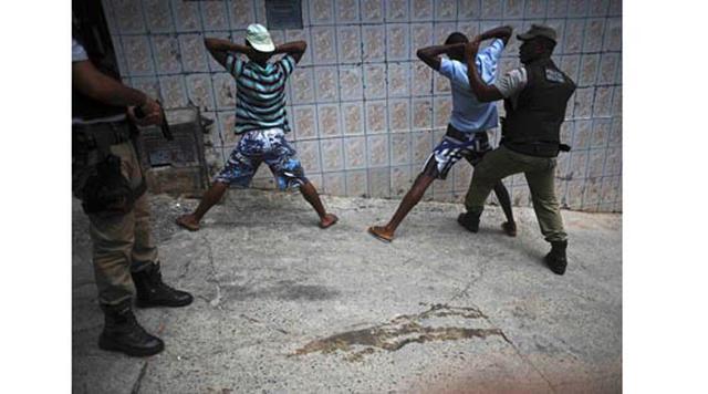 Salvador, Brasil. Homicidios: 2.129. Población: 3.919.864. Tasa de homicidios: 54.31. En la imagen: oficiales de policía cachean a jóvenes en busca de armas y droga durante un operativo en el asentamiento de Nordeste de Amaralina en Salvador.