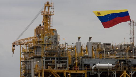 Estas sanciones se suman a una larga lista de altos funcionarios venezolanos y entidades que Estados Unidos acusa de estar involucradas en el comercio petrolero, un ingreso vital para la economía del país caribeño y que lleva seis años de contracción económica.