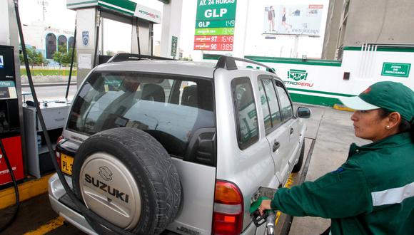 La nueva lista de precios de combustibles de Petroperú que entró en vigor hoy reemplaza a la anterior del miércoles 22 de noviembre (Foto: Andina).