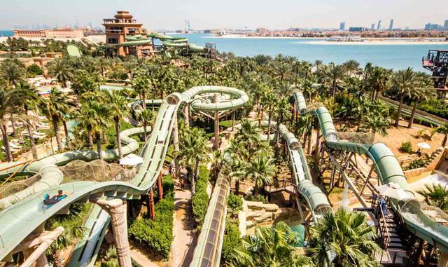 Atlantis – Aquaventure Waterpark (Dubai, Emiratos Árabes). Cuenta con algunas de las atracciones más impresionantes del mundo, como el tobogan más largo, al que se accede desde un flotador para cuatro personas y permite las más increíbles sensaciones. Y u