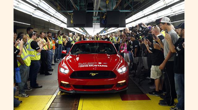 Joe Hinrichs, presidente de Ford para las Américas, maneja el nuevo Ford Mustang 2015 ante la mirada de trabajadores de la Planta de Ensamblaje de Flat Rock en Michigan. (Reuters)