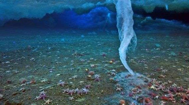 La Estalactita de Hielo,es un fenómeno natural difícil de observar. Se trata de un tornado bajo el agua que congela todo a su paso y forma una estalactita de hielo. También se conoce como el "dedo helado de la muerte", porque es absolutamente fa