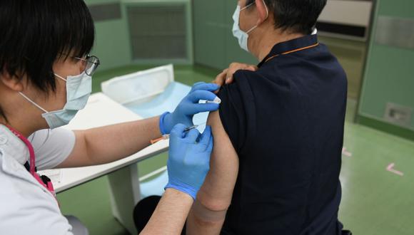 Un médico recibe una inyección de refuerzo de la vacuna Pfizer-BioNTech Covid-19 en el Hospital Universitario de Chiba en Chiba, Japón, el miércoles 1 de diciembre de 2021. Fotógrafo: Noriko Hayashi/Bloomberg