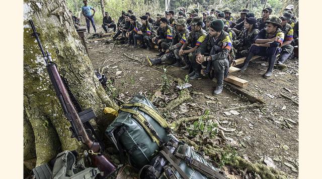 ¿Las FARC podían tomar el poder? Entre 1994 y 2001, las FARC crecieron considerablemente, y pasaron de la guerra de guerrillas a la guerra de posiciones. El gobierno colombiano se vio obligado a retirar la presencia militar de 400 de los 1,100 municipios 