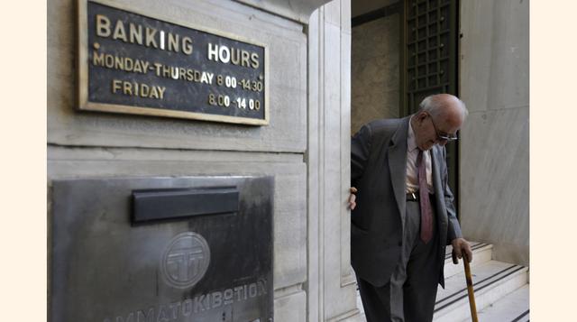 Los bancos griegos reabrieron hoy luego de más de tres semanas y el país obtuvo un préstamo a corto plazo de acreedores europeos para pagar más de 6,000 millones de euros que le debía al Fondo Monetario Internacional y al Banco Central Europeo.  (Foto: AP