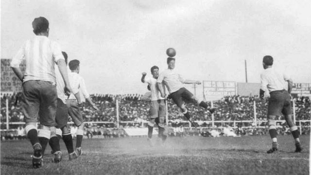 FOTO 5 | El 1 de noviembre de 1927, el Coloso fue sede del primer partido de la Selección peruana de fútbol, entre la bicolor y el equipo de Uruguay. Perdimos 4 a 0, pero doce días después nos reivindicaríamos anotándole a Bolivia. (Foto: Wikimedia).