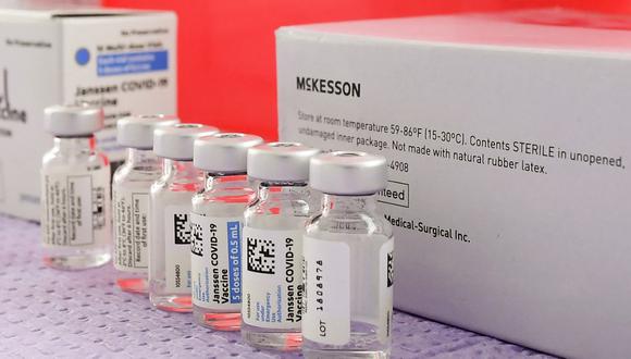 Foto referencial. La vacuna de Johnson&Johnson, conocida como Janssen, se caracteriza por ser de dosis única, en comparación de otras vacunas que necesitan dos inoculaciones. (Frederic J. BROWN / AFP)