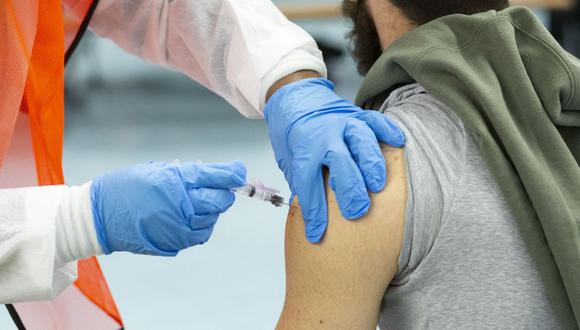 Un hombre recibe una dosis de la vacuna contra el coronavirus de Moderna en un sitio de vacunación en South Bronx Educational Campus, en el Bronx, Nueva York, Estados Unidos. (Foto de Kena Betancur / AFP).