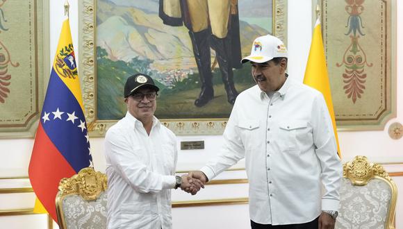 Nicolás Maduro, presidente de Venezuela, derecha, y Gustavo Petro, presidente de Colombia, se dan la mano en el Palacio de Miraflores en Caracas, Venezuela, el martes 9 de abril de 2024.