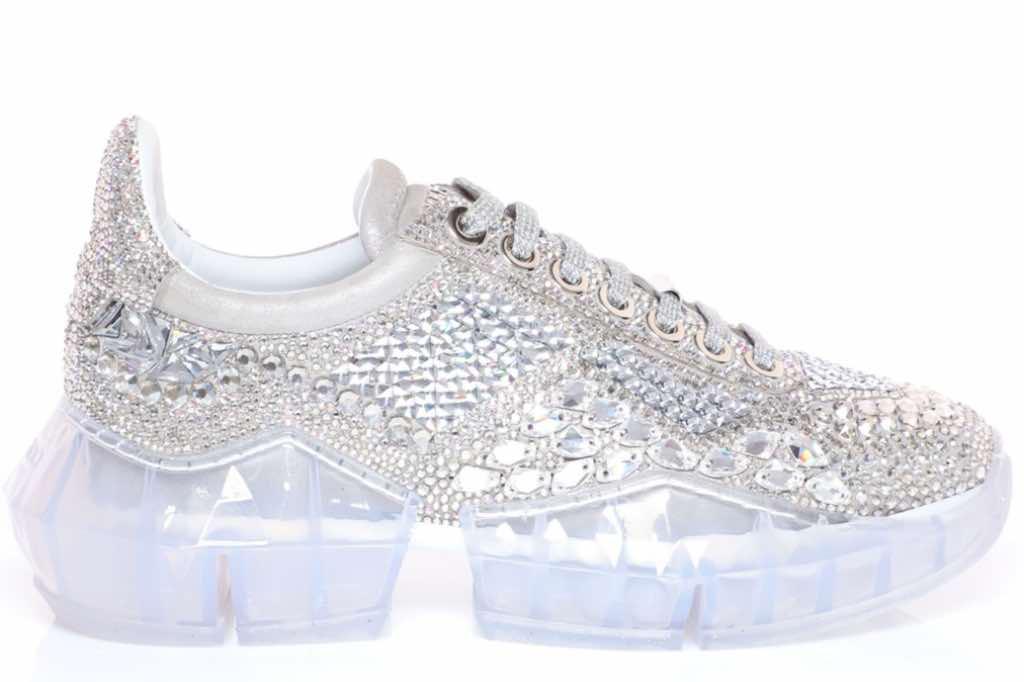 Las nuevas zapatillas del diseñador de Malsia Jimmy Choo cuentan con cristales Swarovski. (Foto: Difusión)