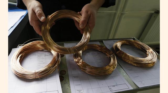 El proceso de fabricación de una joya preciosa se inicia cuando llega al taller el oro en finos hilos de oro, como los de la muestra. (Foto: Reuters)