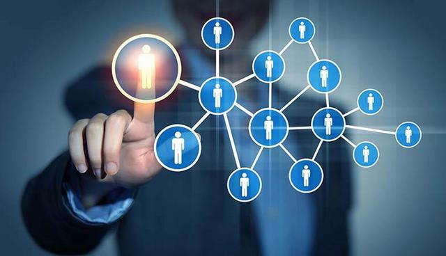 FOTO 8 | 8. Habla sobre tu negocio

Un desafío que enfrentan muchos dueños de negocios es que no saben cómo vender. Puede ser intimidante compartir su negocio con el mundo, especialmente cuando es nuevo. Si te preocupa lo que la gente pensará acerca de tu negocio, tienes que superarlo. Si no puedes convencer a los consumidores para que le compren y apoyen a su empresa, es difícil ganar dinero.

Prepárate para hablar con confianza acerca de tu negocio, incluso si eso te hace sentir incómodo. Como nuevo propietario de un negocio, deberá comercializar y conectarse en red constantemente. Desde la creación de redes con los clientes hasta las condiciones de pago de los proveedores que negocian, debe poder comunicarse. (Foto: Difusión)