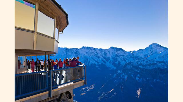 Schilthorn es el pico más alto de los prealpes suizos (2,970 m) y se sitúa sobre Mürren en Interlaken. El teleférico asciende sobrevolando el lago de Grauseeli. (Foto: Corbis)