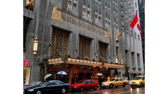 El millonario William Waldorf Astor inauguró el hotel Waldorf, de 13 pisos, en marzo de 1893. El Hotel Astoria se inauguró cuatro años más tarde. (Foto: AP)
