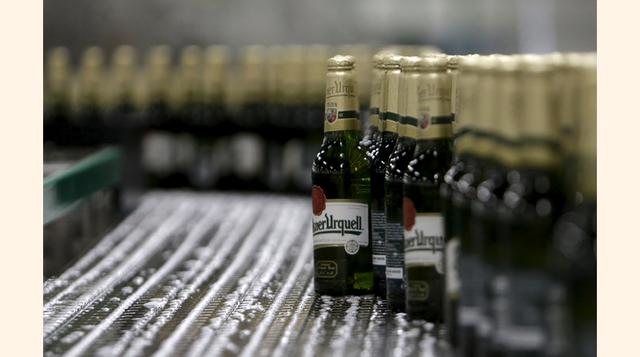Varias botellas de cerveza son transportados sobre una cinta en Plzenský Prazdroj (Pilsner Urquell) en Plzen, República Checa. AB InBev ya es el mayor actor en el mercado de la cerveza en Estados Unidos, Brasil y México. (Foto: Reuters)